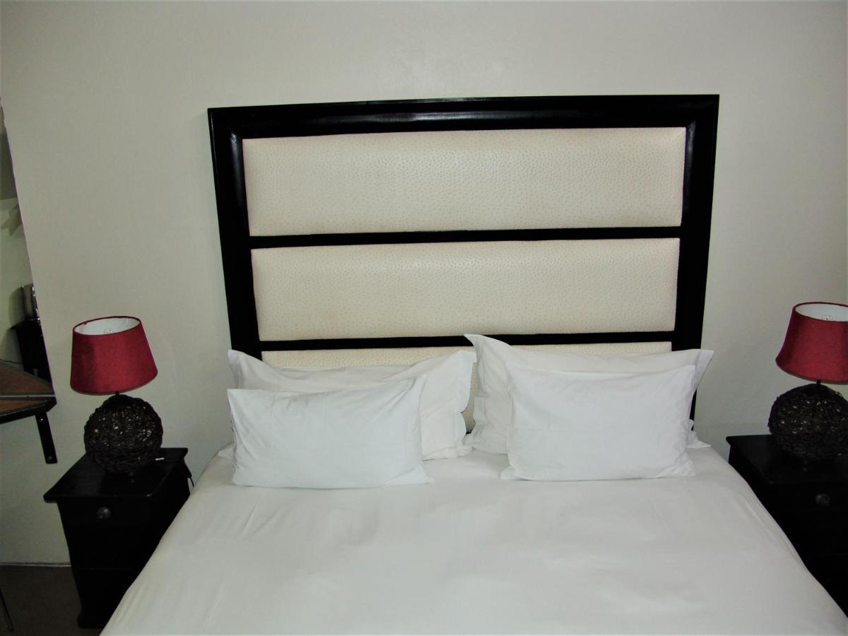 African Moon Corporate House 켐턴파크 외부 사진