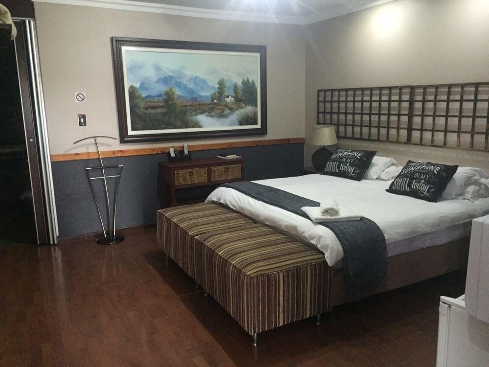African Moon Corporate House 켐턴파크 외부 사진
